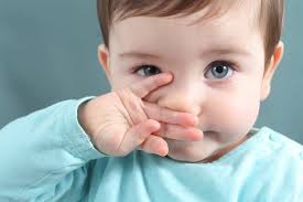 Bác sĩ Nhi cảnh báo: Thường xuyên rửa mũi cho trẻ tưởng tốt hoá ra nguy hại vô cùng